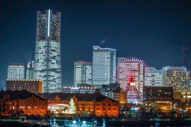 Minato Mirai ofisi ışıl ışıl.