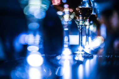 Şık şarap kadehleri seçici odak noktası