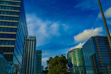 Yokohama iş bölgesinden Minato Mirai ve sonbahar gökyüzü.