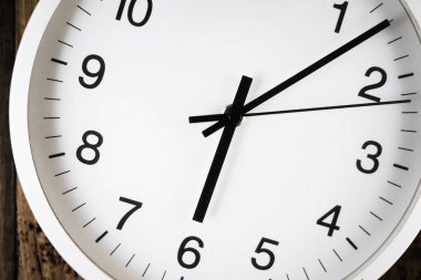 Basit duvar saatinin resmi