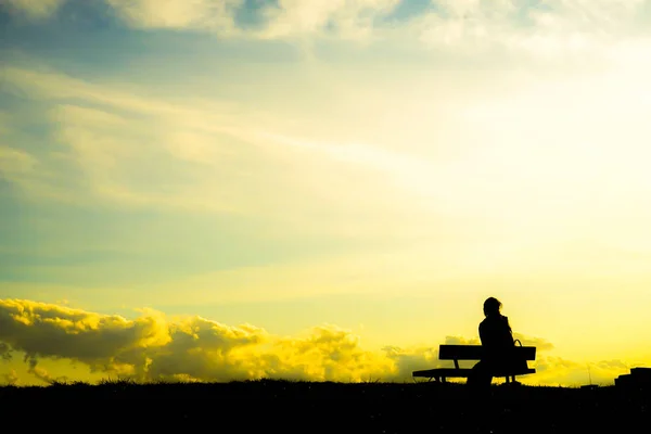 Silhouette Féminine Assise Dans Les Collines Coucher Soleil — Photo