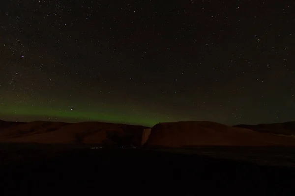 Της Ισλανδίας Aurora Και Ορεινή Σιλουέτα — Φωτογραφία Αρχείου