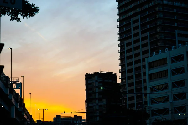 Sonnenuntergang Und Der Draht Und Der Bau Der Silhouette — Stockfoto