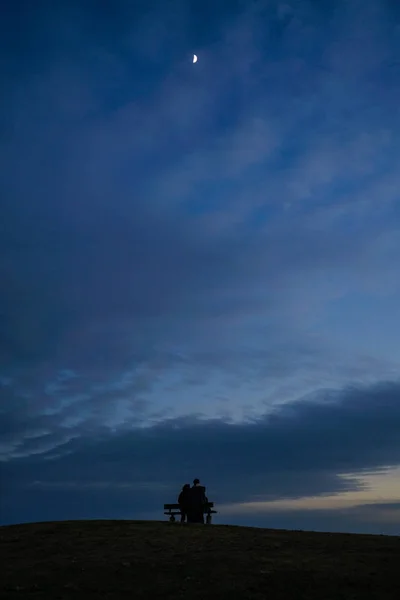 Los Que Sientan Crepúsculo Del Banco Del Otoño — Foto de Stock