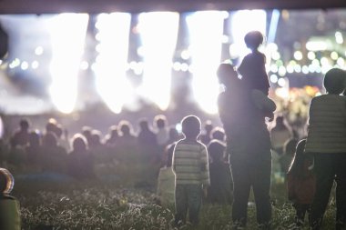 Tama Nehri havai fişek gösterisi ve seyirci (2018)