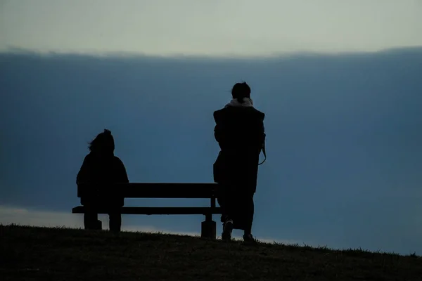 Eltern Und Kind Sitzen Sonnenuntergang Auf Den Hügeln Der Bank — Stockfoto