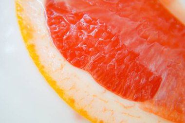 Pembe greyfurt eti ve derisi.