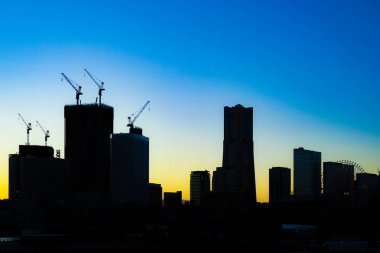 İyi akşamlar ve Yokohama Minato Mirai şehir silueti