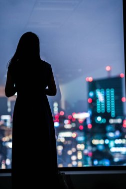 Gece görüşü ve kadın silueti