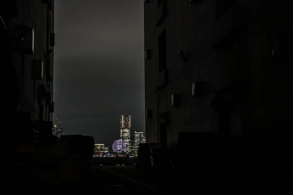 从建筑物之间可以看到横滨水手长的夜景 — 图库照片