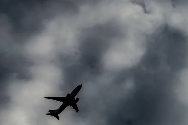 Cielo Nublado Silueta Avión —  Fotos de Stock