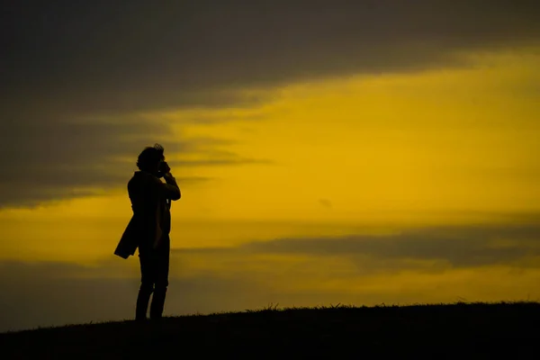 Männersilhouette Steht Auf Einem Hügel — Stockfoto