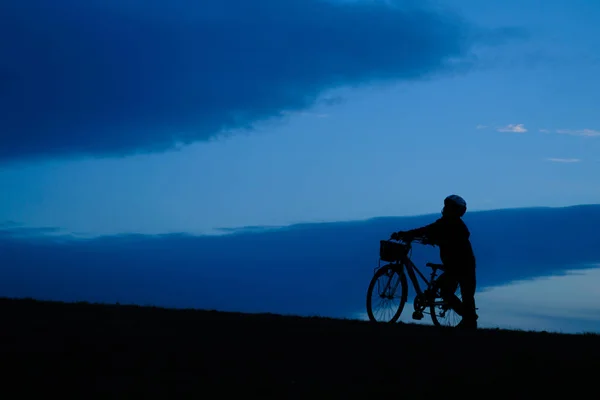 Garçon Vélo Dans Coucher Soleil Colline — Photo