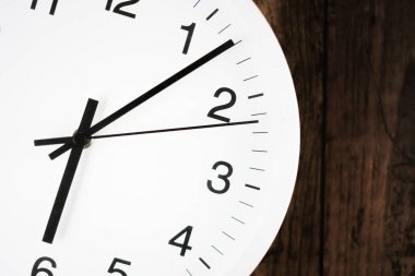 Basit duvar saatinin resmi