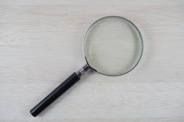 Masanın üzerine yerleştirilen görüntünün büyüteci