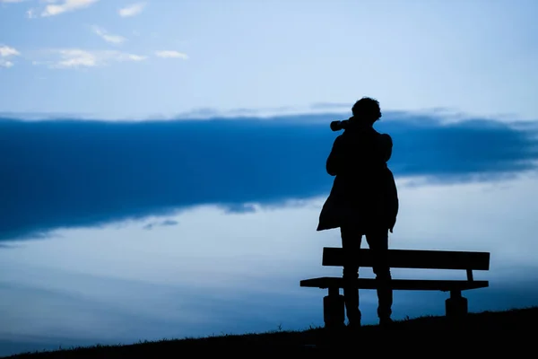 Silhouette Masculine Debout Dans Coucher Soleil Colline — Photo