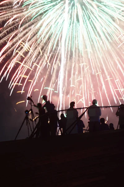 Fogos Artifício Silhueta Pessoas — Fotografia de Stock