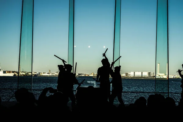 Silhouet Van Mensen Die Grote Trommel Raken — Stockfoto