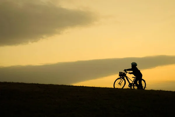 Jongen Rijden Een Fiets Zonsondergang Van Heuvel — Stockfoto