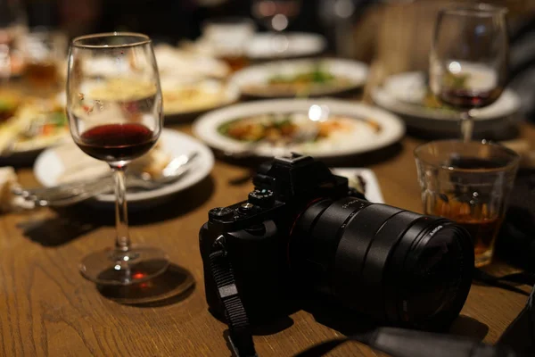 Kamera Und Weinglas — Stockfoto