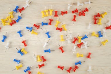 Dağınık renkli raptiye, seçici odak