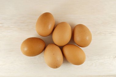 Masaya yerleştirilmiş yumurta resmi