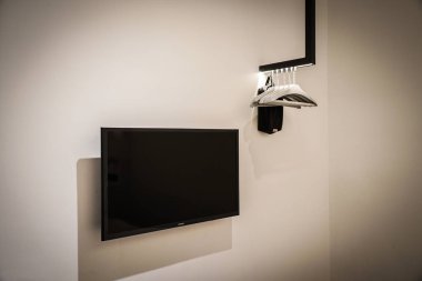 Askı ve TV görüntüsü