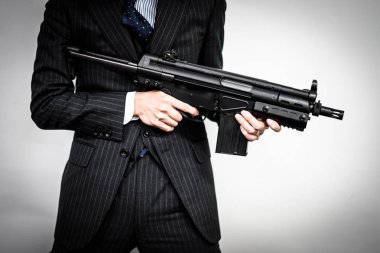 Makineli tüfekle dövüşecek bir iş adamı