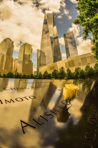 One World Trade Center Ground Zero Roses — Stock Photo, Image