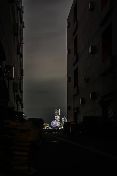 Gece Görüşlü Yokohama Minato Mirai Binaların Arasından Görülüyor — Stok fotoğraf