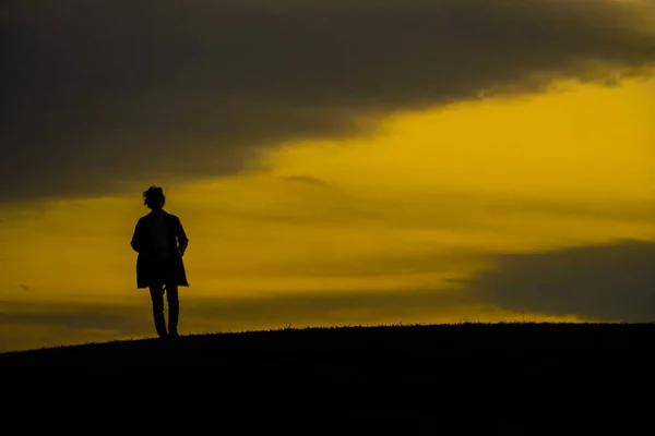 Silhouette Homme Debout Sur Une Colline — Photo