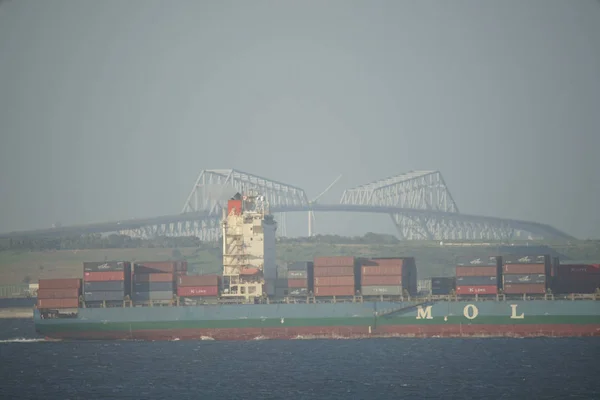 Πλοίο Μεταφοράς Εμπορευματοκιβωτίων Και Γέφυρα Πύλης Τόκιο — Φωτογραφία Αρχείου