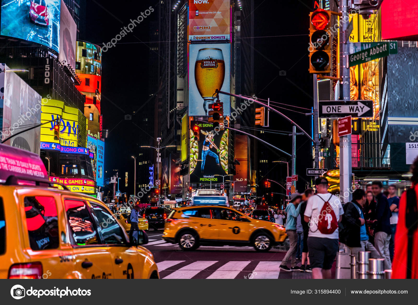 纽约时代广场的夜景时代广场—— 库存社论照片© kanzilyou #315894400