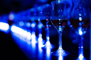 Şık bir şarap kadehi görüntüsü