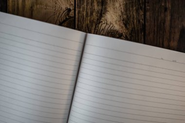 Tahta masaya yerleştirilmiş notlar