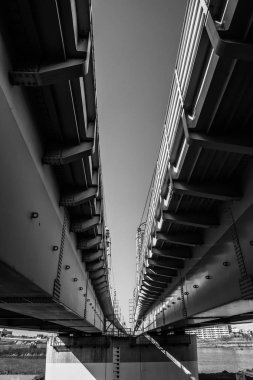 Tokyu Toyoko Hattı 'ndan yükseltilmiş.