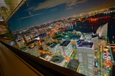 Yokohama Şehir Kulesi 'nden gece görüşü.