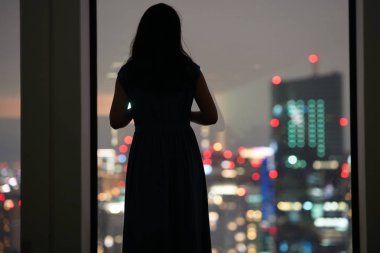 Gece görüşü ve kadın silueti