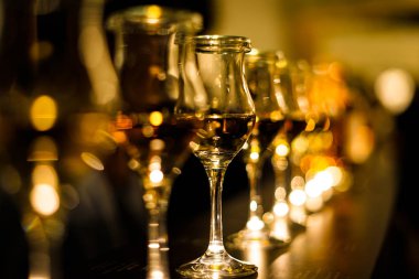 Şık bir şarap kadehi görüntüsü