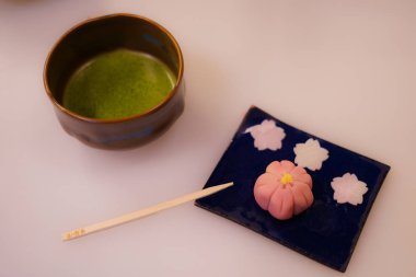 Japon tatlıları ve yeşil çay