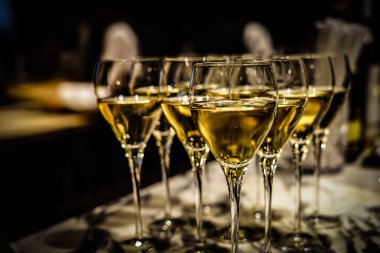 Şık bir şarap kadehi görüntüsü