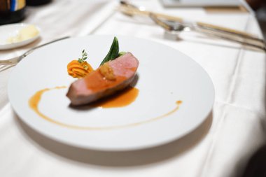 Düğün resepsiyonunun yemeği.