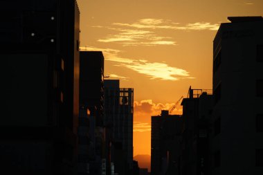 Akşam ve siluetin inşaatı