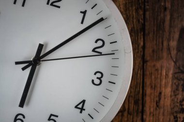 Basit duvar saatinin resmi