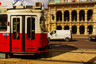 Viyana Devlet Operası ve tramvay