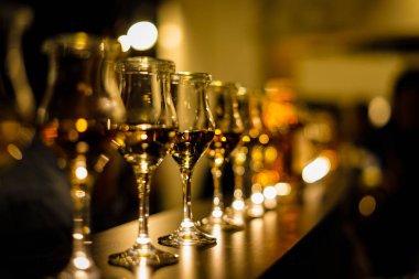 Şık bir şarap kadehi görüntüsü