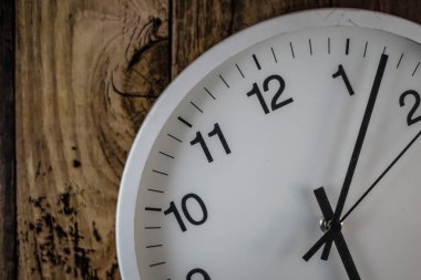 Basit duvar saatinin resmi