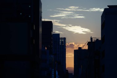 Akşam ve siluetin inşaatı