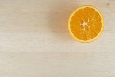 Masaya konan görüntünün turuncusu