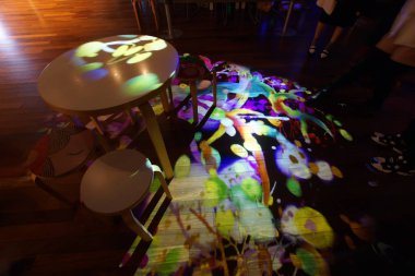 Masa, sandalye ve projeksiyon haritası.